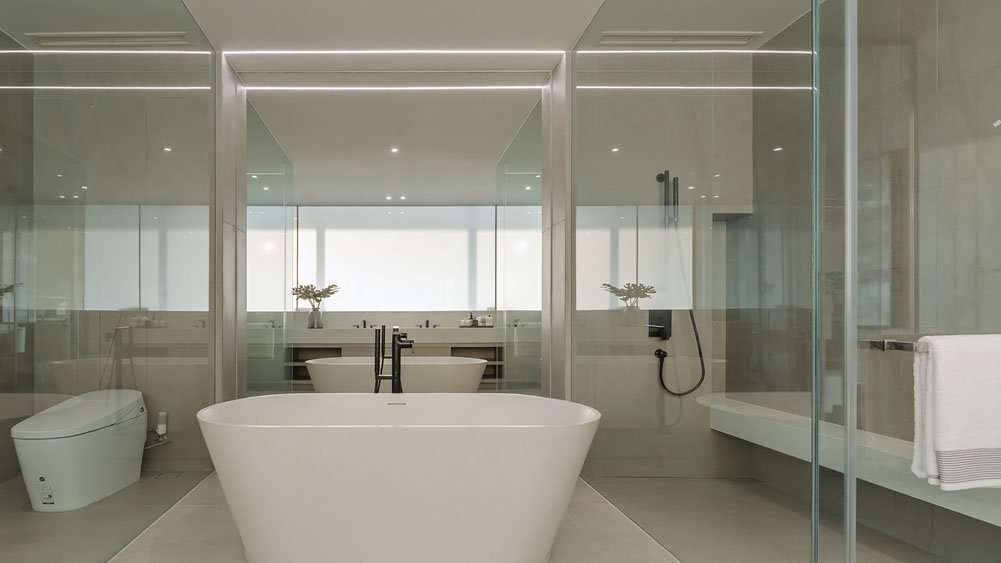 Veyla - Sea Villa - Glass panelled bathroom
